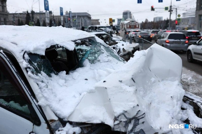 Автомобили в снегу | Источник: Александр Ощепков / NGS.RU