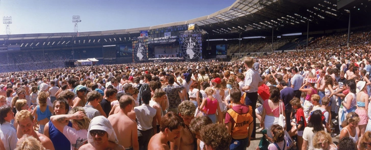 Зрители фестиваля Live Aid на стадионе «Уэмбли» в Лондоне, 13 июля 1985 года | Источник: Dave Hogan/Hulton Archive/Getty Images