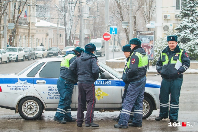 Силовики нагрянули в МРЭО на Доватора в Ростове | Источник: Александр Подопригора / 161.RU