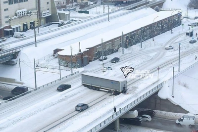 Фуры заблокировали две улицы Новосибирска после съезда с колеи