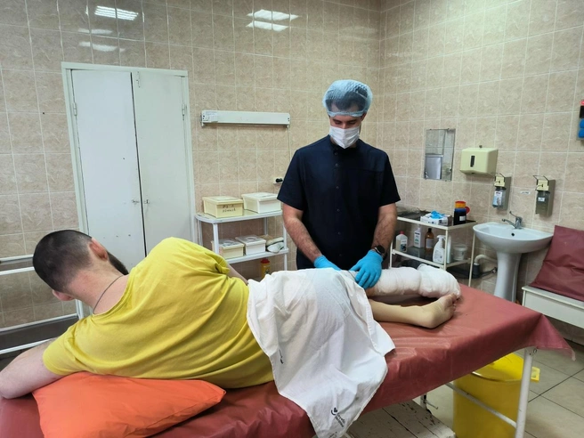 Скоро мужчина сможет ходить, а пока он восстанавливается после операции под наблюдением врачей | Источник: Министерство здравоохранения Пермского края / Vk.com