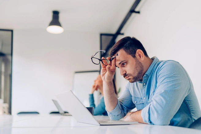 Засиделись за работой? Ваша спина скажет «спасибо», если вы потратите 5 минут на эти упражнения | Источник: Kerkez / iStock