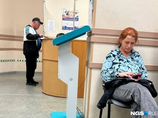 Новосибирцы в Центре занятости населения на Лескова заметили, что вакансий тут много, но не все они им по душе | Источник: Настасья Медведева / NGS.RU