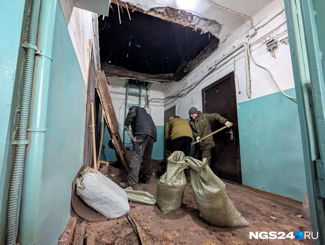 Доски и земля свалились с потолка  | Источник: Мария Ленц / NGS24.RU
