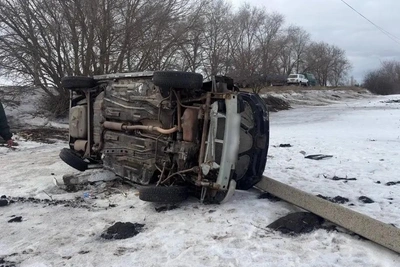 В Воронежской области автомобиль врезался в опору и упал в кювет