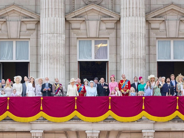 Виндзоры на Trooping the Colour 2017.  | marieclaire.ru