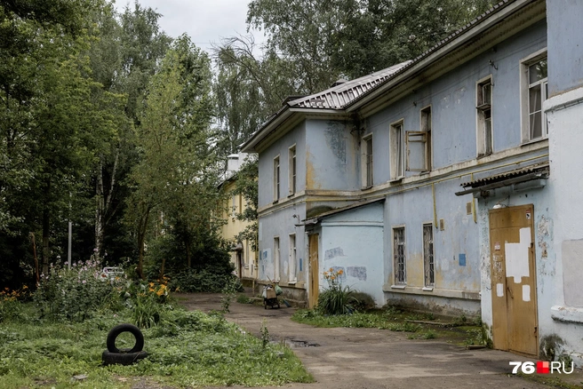 Во дворе&nbsp;— самодельная фигура из покрышек, клумбы и много зелени | Источник: Александр Куренной / 76.RU