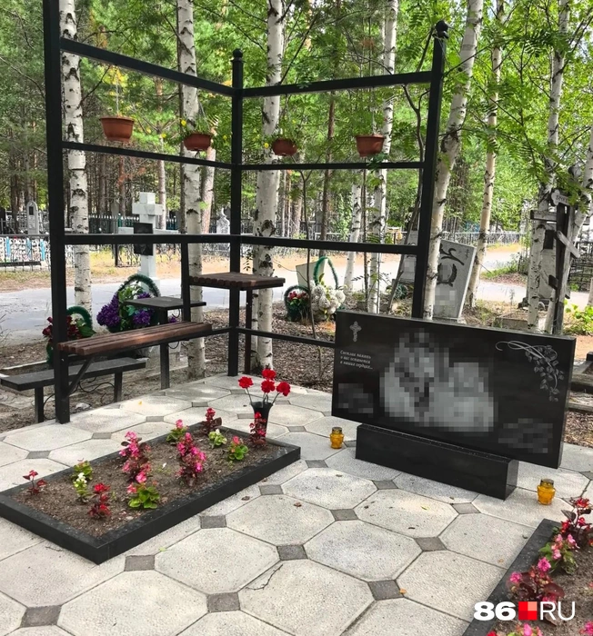 А здесь установлена интересная конструкция для цветов | Источник: Анастасия Шевякова / 86.RU