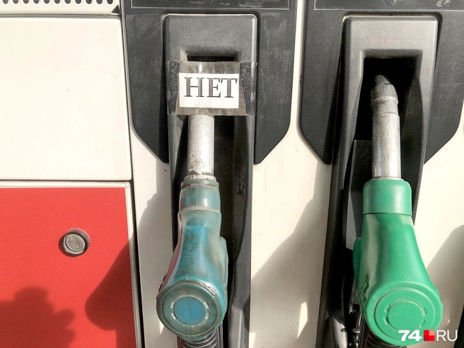 На некоторых заправках такие надписи появились, но в целом топливо пока не пропало | Источник: Артем Краснов