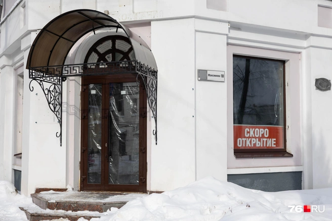 Есть и готовящиеся к открытию магазины, например, этот на улице Максимова | Источник: Артем Бауман / 76.RU