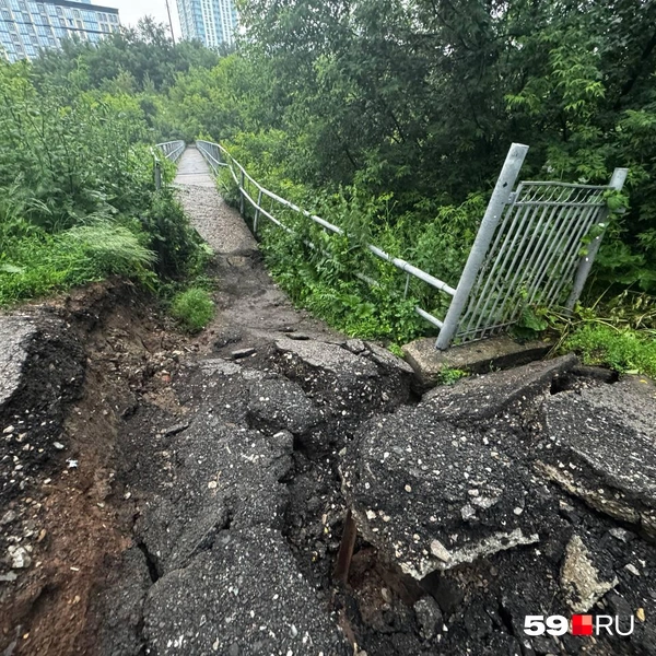 Проход к пешеходному мосту, по которому прежде ходили трамваи, оказался полуразрушен | Источник: Наталья Пальникова / 59.RU