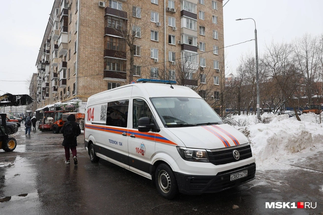 У дома, где вчера произошел пожар, продолжают дежурить сотрудники МЧС | Источник: Артем Устюжанин / MSK1.RU