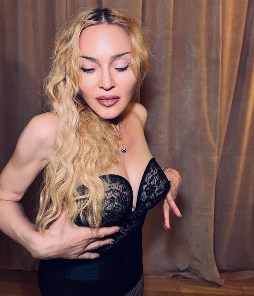 «И никакого фотошопа»: 65-летняя Мадонна показалась поклонникам в кружевном белье