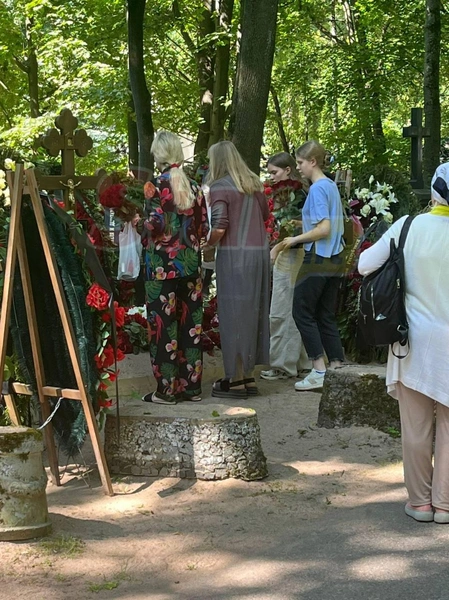 Бывшая жена чиновника пришла в темном костюме с цветочным принтом