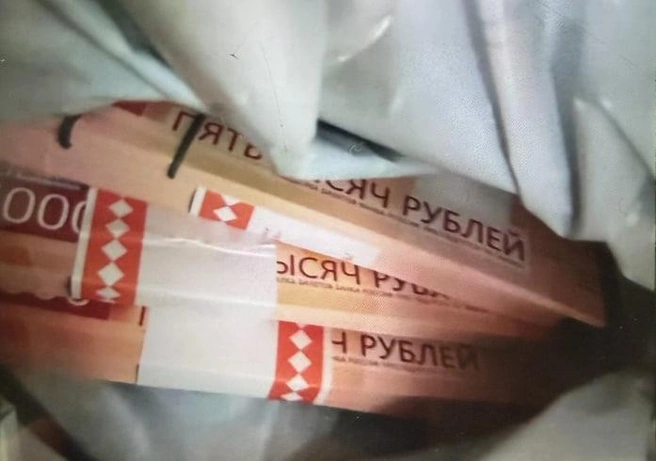 Все деньги после продажи авто пенсионер сразу отдал курьеру мошенников | Источник: УМВД по Екатеринбургу