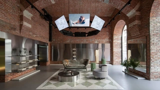 Люстра из экранов и 6-метровый потолок: флагманский бутик Nude Story в Москве