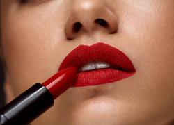 Испортите весь макияж: 6 ошибок в нанесении помады, которые делают губы тоньше
