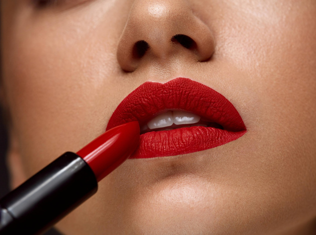 Испортите весь макияж: 6 ошибок в нанесении помады, которые делают губы тоньше