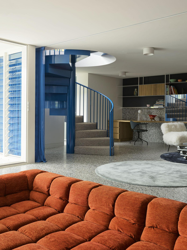 Яркий дом с синей лестницей в Сиднее