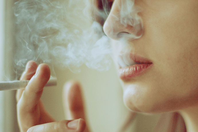 Молодая курящая женщина