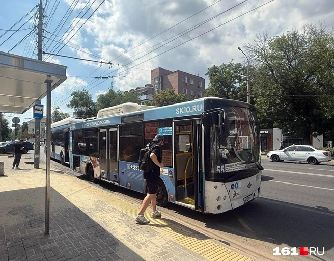 В 55-м автобусе можно постоять под «вентилятором» | Источник: Марина Рыбалкина / 161.RU