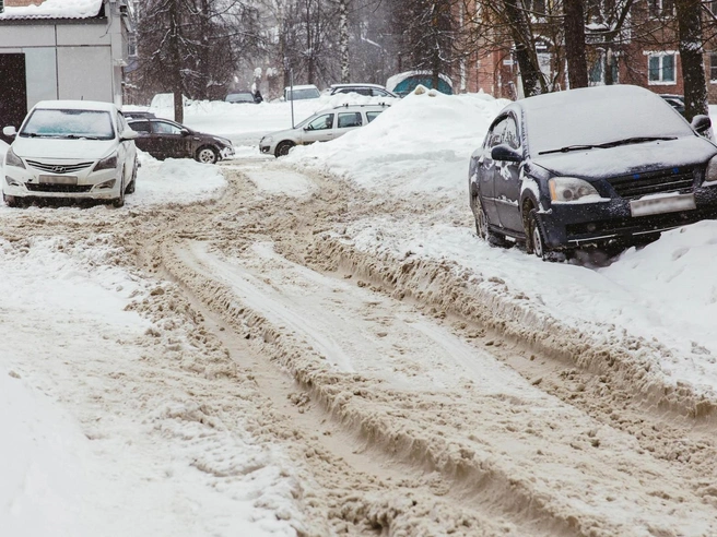 Въезды во дворы стали сложным препятствием для автомобилей с низким клиренсом. | Источник: Артем Бауман / 76.RU