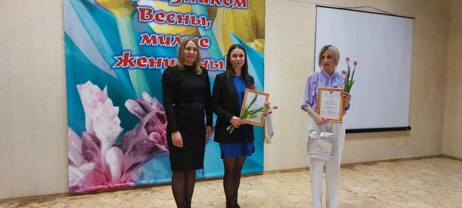 Юлия Бедная (слева) поздравляет орчанок с 8 Марта | Источник: администрация Орска / T.me