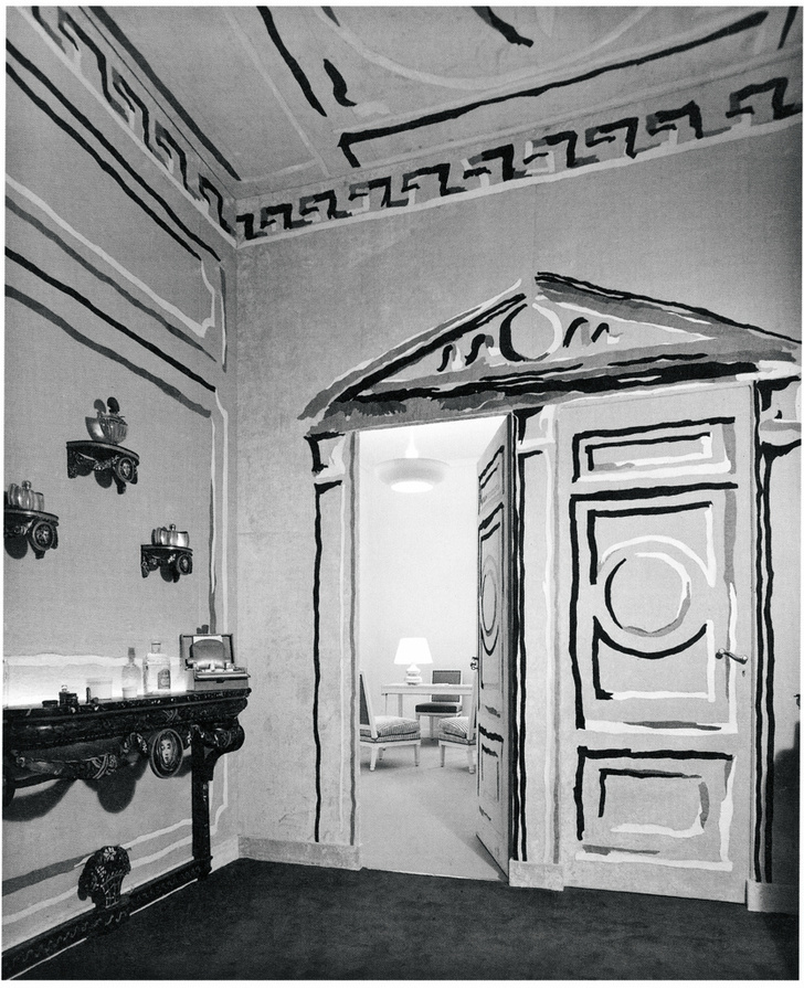 Один из залов парижского института Guerlain, 1939. Стены обиты желтой тканью с росписью-обманкой.