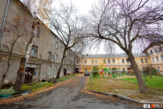 Серая часть к памятнику не относится. Когда-то здесь было два этажа, а потом достроили третий | Источник: Владислав Лоншаков / E1.RU