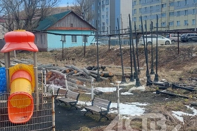 Свалка стройматериалов в Холмске беспокоит жителей