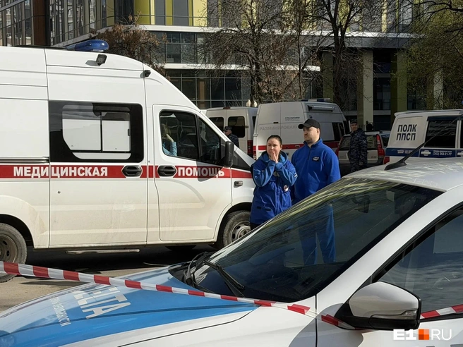Одну из пострадавших увезли на скорой, еще пять жителей отказались от госпитализации, их медики осмотрели на месте | Источник: Анастасия Якупова / E1.RU