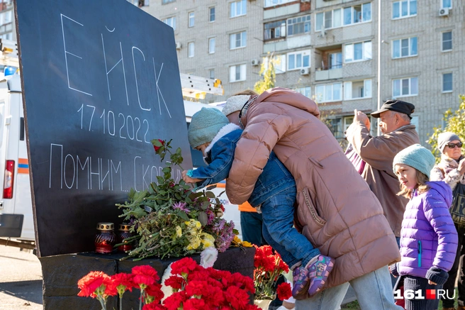 Стихийный мемориал в память о погибших | Источник: Евгений Вдовин / 161.RU