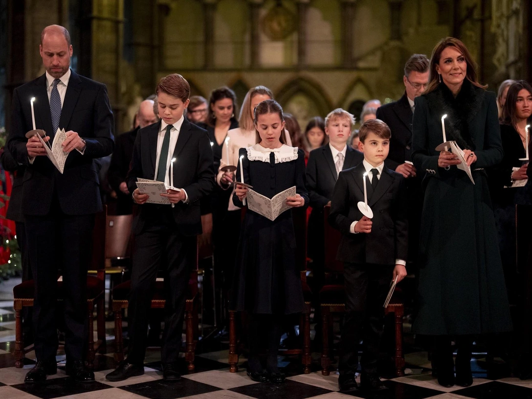 Королевская семья, как мы ее любим: Кейт и Уильям с детьми в уютном семейном кадре к Рождеству | marieclaire.ru