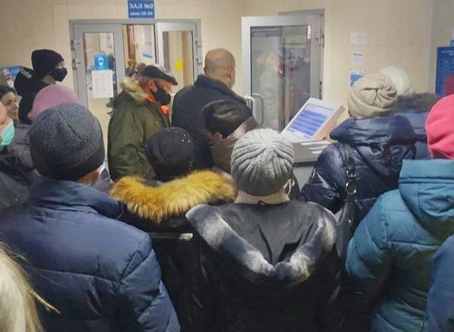 В рязанском отделении Пенсионного фонда засняли огромную очередь | ya62.ru