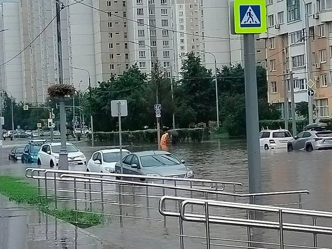 Улицы в Братеево после дождя | Источник: Москва с огоньком / T.me