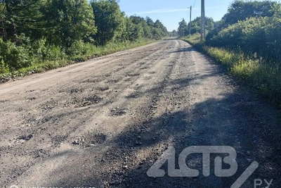 Жители Соловьёвки пять лет ждут ремонта дороги из брёвен