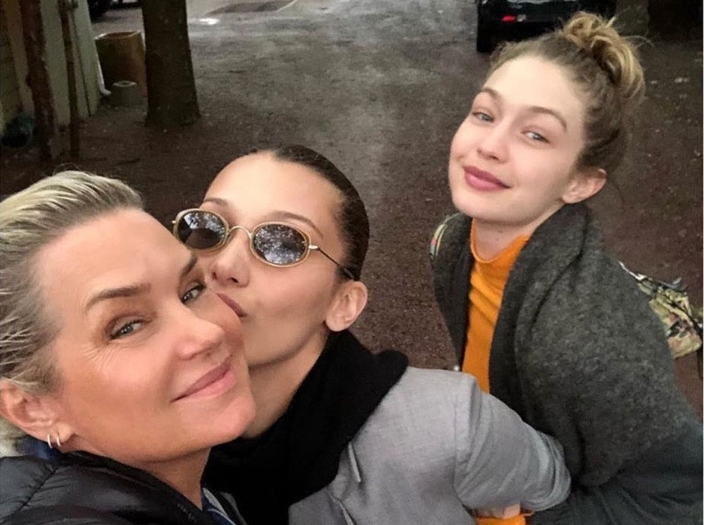 «Яблоки и яблонька»: 54-летняя мама Беллы Хадид носит одежду дочери | marieclaire.ru