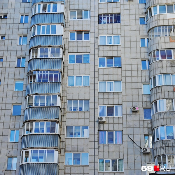 Дом построен в 1998 году, он кирпичный и облицованный  | Источник: Ирина Тропина / 59.RU