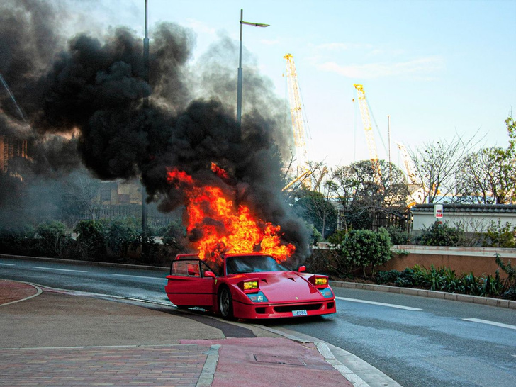 Красивое, но печальное зрелище: в Монте-Карло сгорел редкий Ferrari за миллион фунтов (видео)