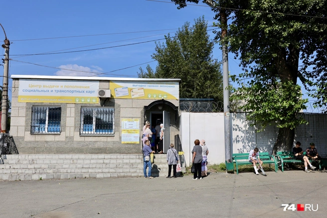 Часть ожидающих разместилась на скамейке в тени | Источник: Михаил Шилкин