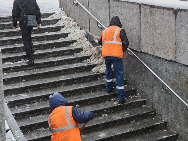 Входы в подземные переходы тоже заметает снегом. | Источник: Александр Ощепков