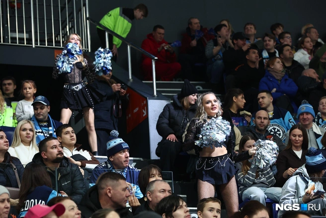 Некоторые болельщики сегодня в шутку называли друг друга «раскольниками» | Источник: Александр Ощепков / NGS.RU