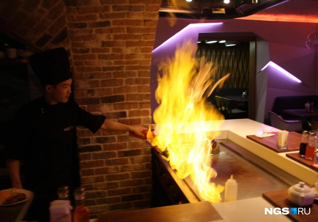 Одной из особенностей бара изначально был теппан, где готовили с пользованием огня  | Источник: Стас Соколов / NGS.RU