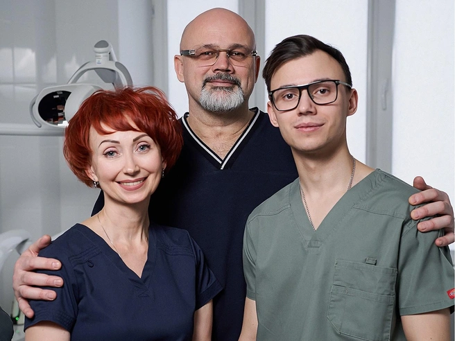 Евгений Олегович с командой  | Источник: «Стоматологическая практика Евгения Олеговича Золотаева»