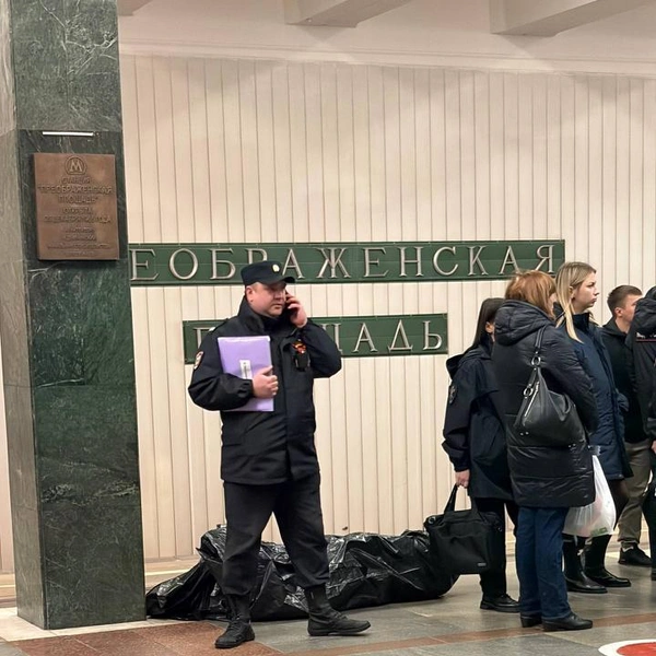 Тело погибшей на станции «Преображенская площадь» | Источник: Москва с огоньком / T.me