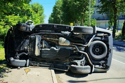Land Rover врезался в дерево и перевернулся