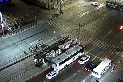 В Челябинске «Лада» с мигалками врезалась в автобус