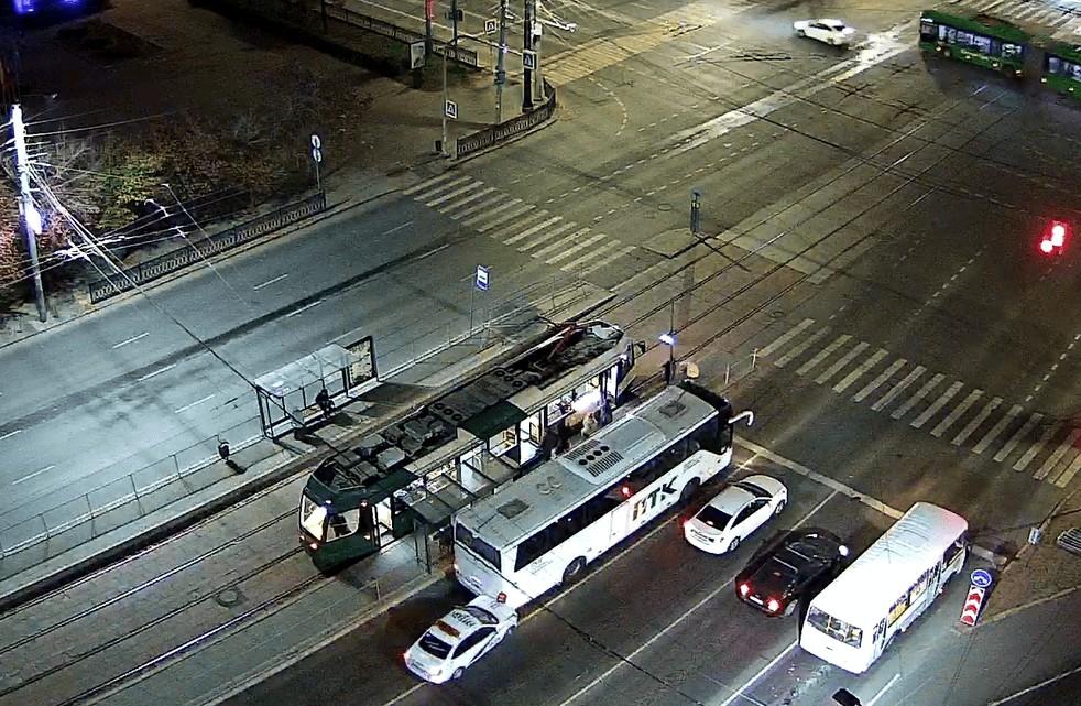 Машина с мигалками врезалась в автобус в центре Челябинска, двое пострадали