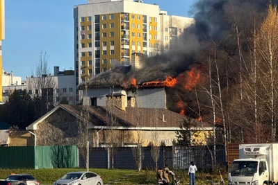 В Академическом загорелся элитный коттедж