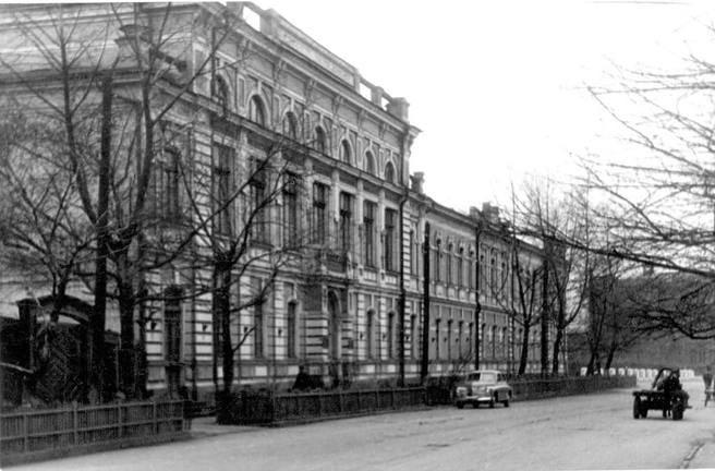 Здание Педуниверситета в 1950–1960-х годах, ворота дома на Желябова видны слева | Источник: pastvu.com